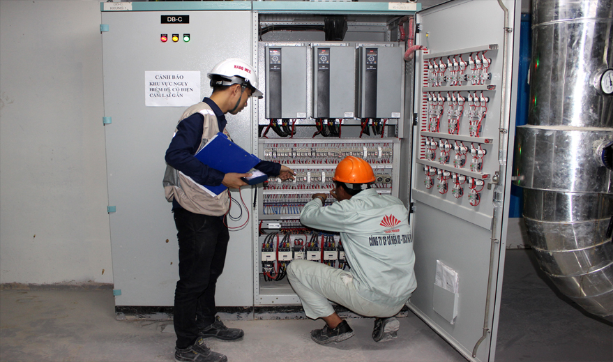 Lắp đặt tủ điều khiển phòng máy hệ thống điều hòa Chiler