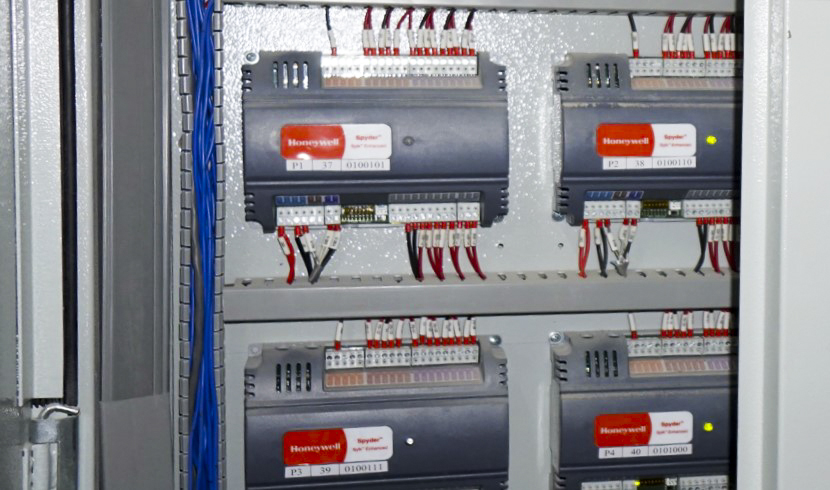 Lắp đặt tủ điều khiển trong phòng điều khiển BMS
