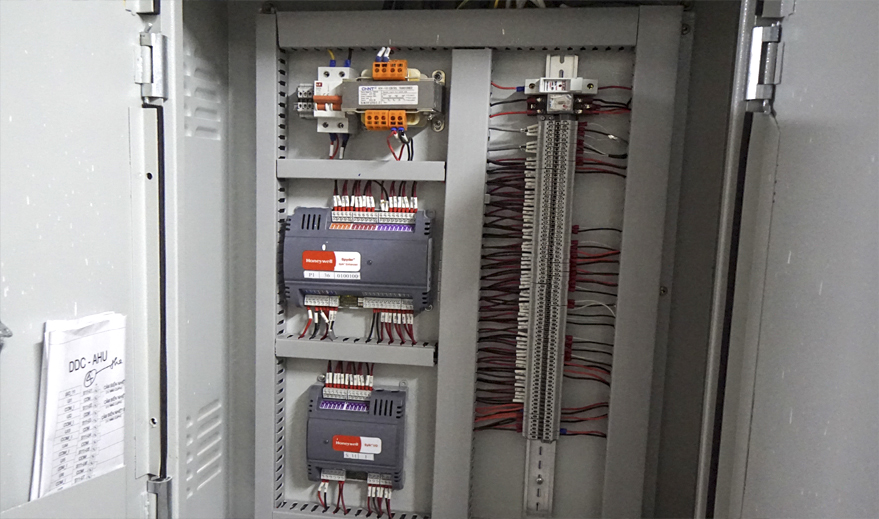 Lắp đặt tủ điều khiển trong phòng điều khiển BMS