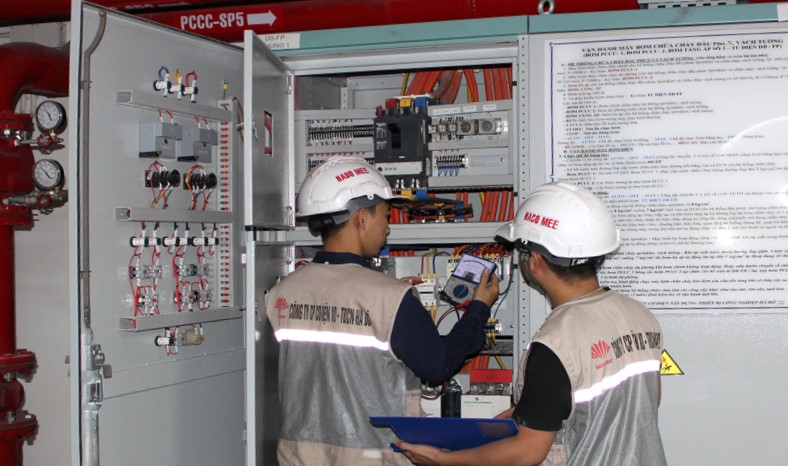 Cán bộ kiểm tra tủ điều khiển bơm hệ thống chữa cháy