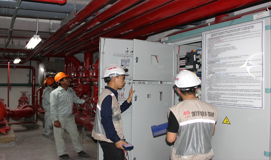 Cán bộ kiểm tra công tác lắp đặt tủ điều khiển bơm hệ thống chữa cháy