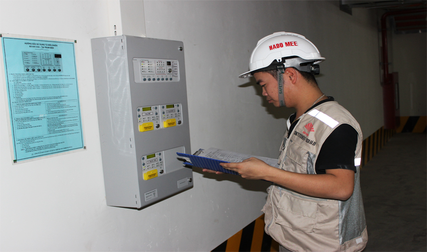 Cán bộ kiểm tra tủ trung chữa cháy FM200