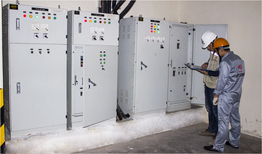 Cán bộ hướng dẫn kiểm tra lắp đặt hệ thống tủ điện