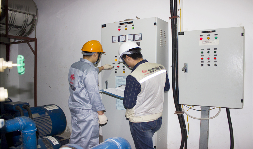 Cán bộ kiểm tra lắp đặt tủ điện máy bơm nước