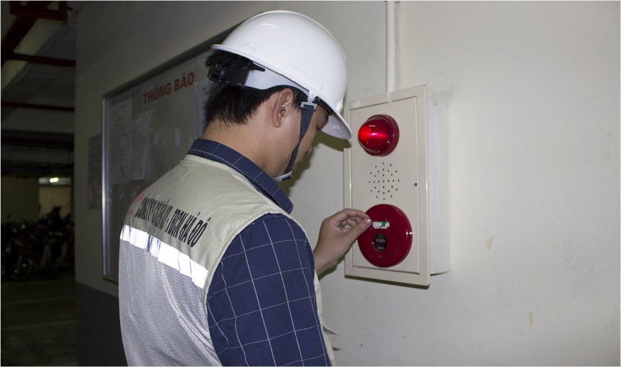 Cán bộ kiểm tra lắp đặt tổ hợp chuông đèn nút ấn hệ thống báo cháy