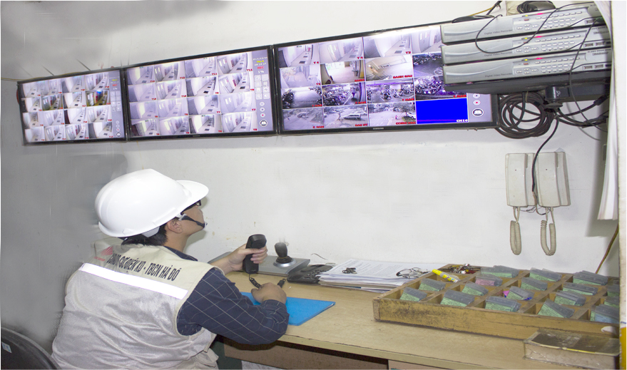 Cán bộ kiểm tra màn hình quan sát khu trung tâm kiểm soát toàn dự án