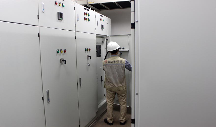 Cán bộ kiểm tra hệ thống tủ điện