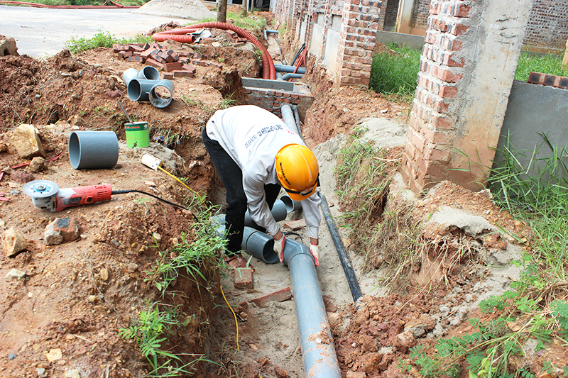 Triển khai thi công lắp đặt đường ống thoát nước từ căn hộ ra hố ga