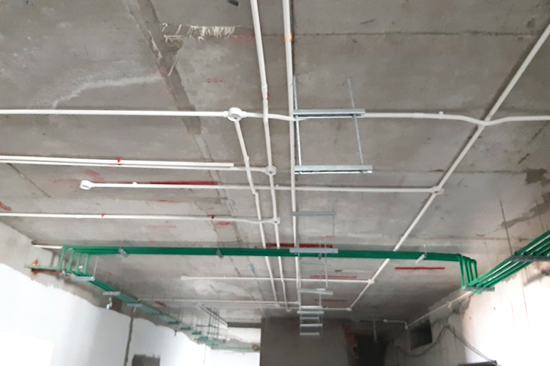 Hệ thống ống cấp nước, ống luồn dây điện trên trần trong căn hộ